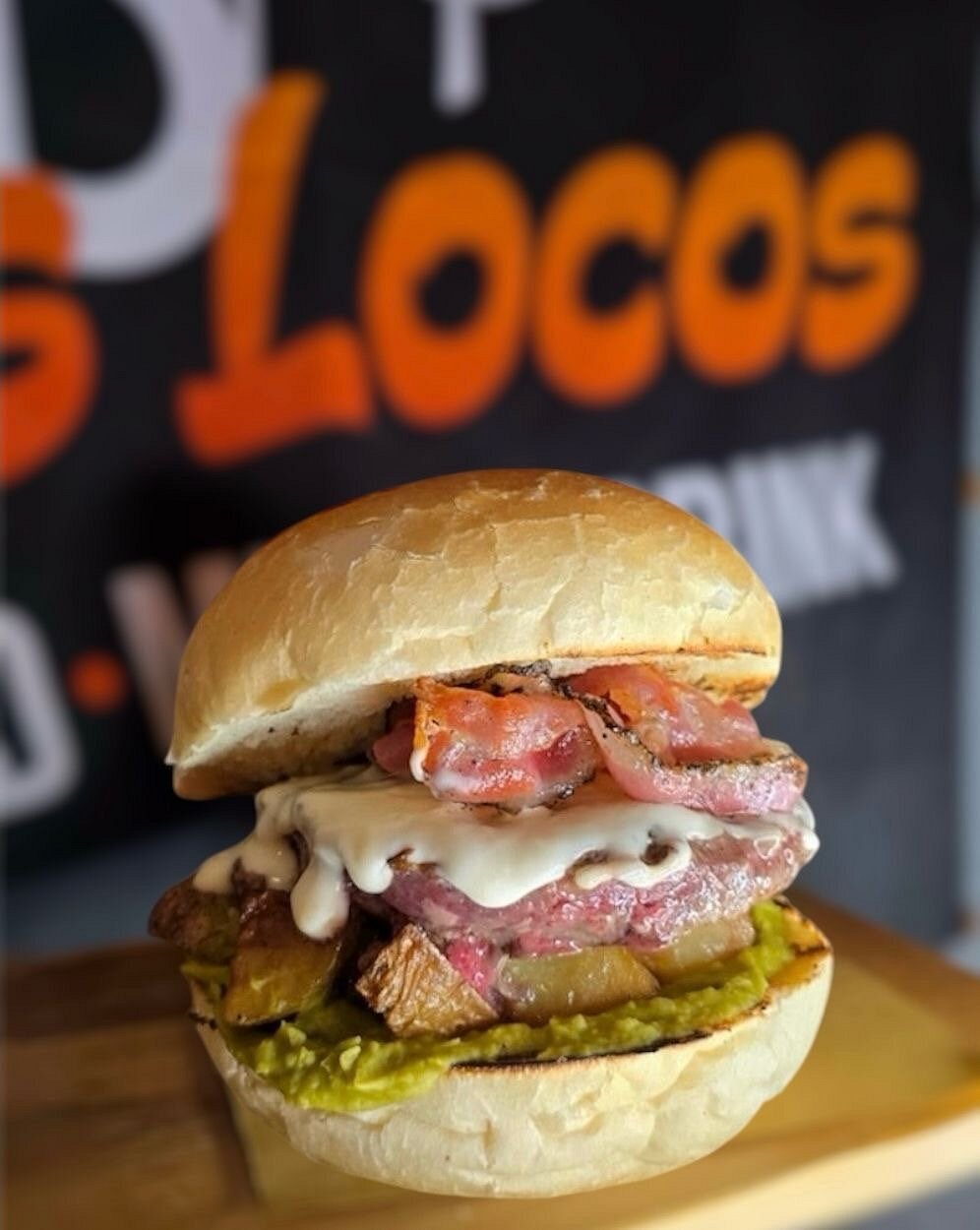 Hamburger di scottona con bacon e guacamole