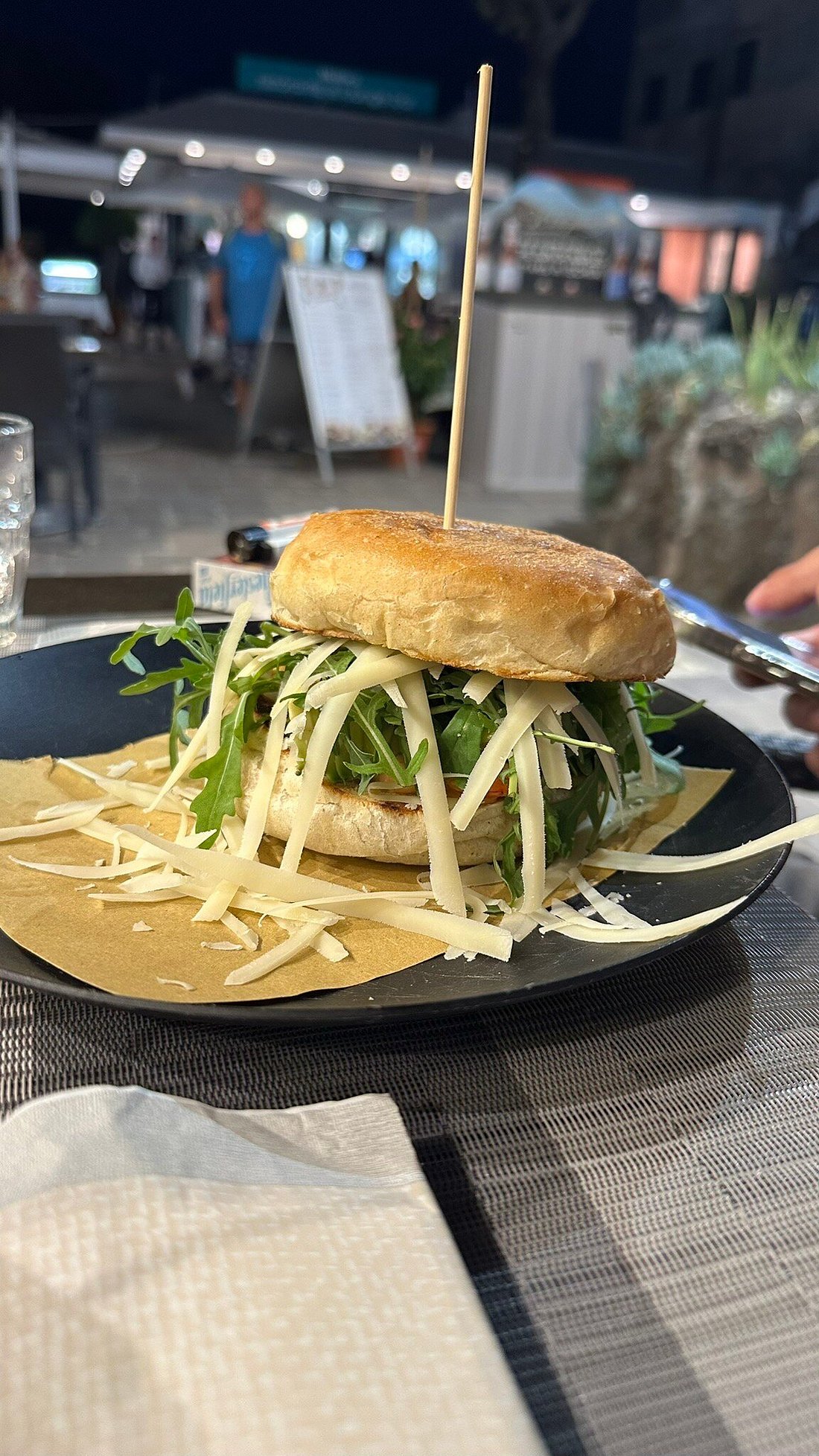 Panino con rughetta ai tavoli sul corso